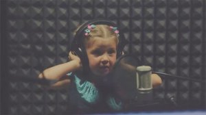 Песня про лето .Исполняет Дарья Безбородова.3 годика. 2015год