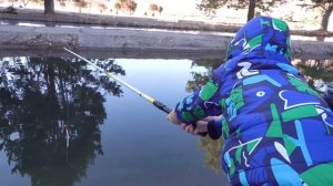 Дети на рыбалке КАК поймать большую РЫБУ (форель)