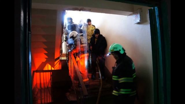 В Екатеринбурге 65 человек спасли из задымленного подъезда многоэтажки. смотреть онлайн