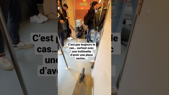 Place assise dans le train et dans le bus avec ma trottinette смотреть онлайн