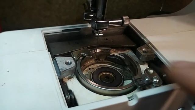 Ремонт швейной машинки Не захватывает нитку Частая проблема Не сложный ремонт смотреть онлайн