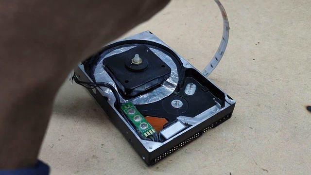 How to make a LED clock using a broken HDD/HDD broken? - DON' T THROW THAT AWAY IDEA DIY idea/TDMAD смотреть онлайн