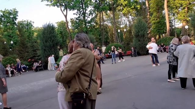 НЕДОЛЮБИЛА, Я В ТОТ КОРОТКИЙ ВЕЧЕР!??/ТАНЦЫ В ПАРКЕ ГОРЬКОГО ХАРЬКОВ МАЙ 2021 смотреть онлайн