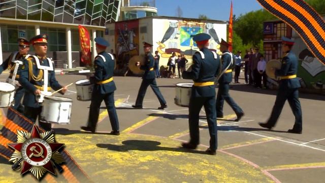 Показательное выступление барабанщиков ко Дню Победы смотреть онлайн