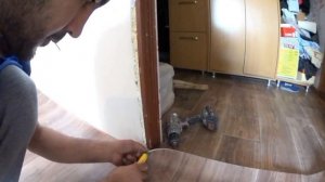 Как правильно подгонять линолеум под двери. как постелить правильно линолеум? "@"орск.56.ру