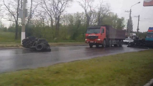 Макеевка. Блокпост на кольце 4/13 Объединенный-Ханженково-Харцизск-Макеевка 08.05.2014 смотреть онлайн