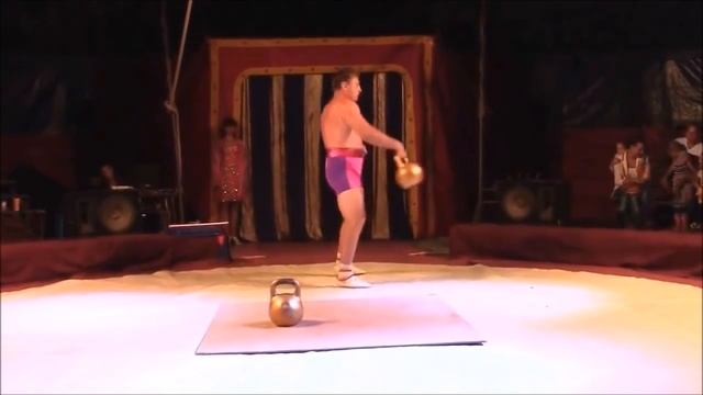 Yuriy Akulov - kettlebell power juggling and tricks with kettlebells in circus смотреть онлайн