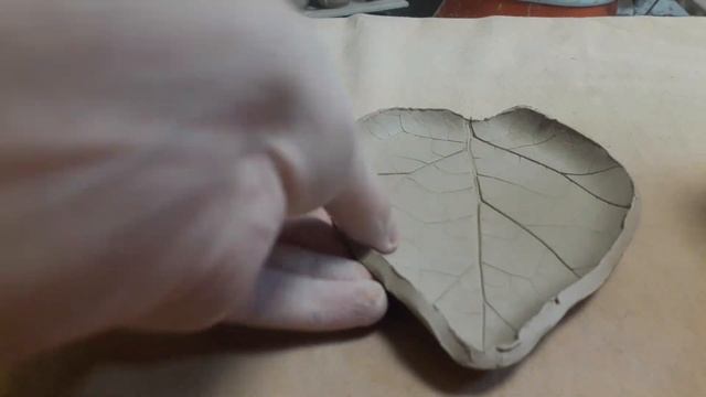 Як зробити мисочку у формі листочка. Штамп листя лопуха. Своїми руками смотреть онлайн