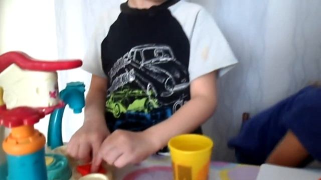Лепим пиццу из пластилина Плей До PLAY DOH PIZZA смотреть онлайн