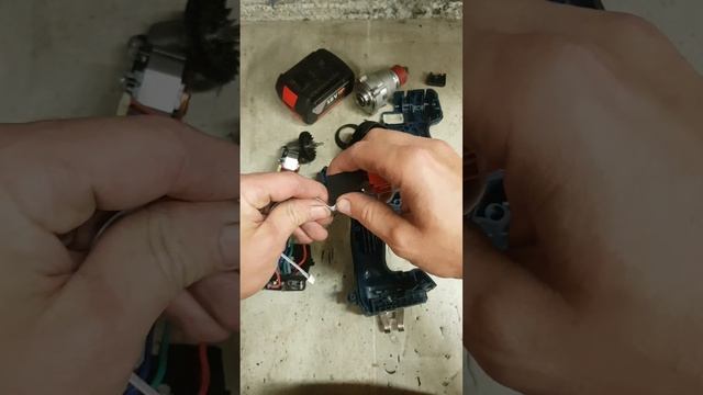 Bosch GDX18V-200 impact driver not running, how to replace A faulty switch. смотреть онлайн