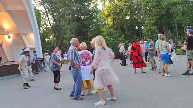 Танцы ??? в парке Горького Июнь 2021 Харьков смотреть онлайн