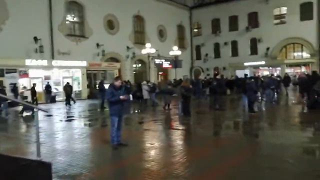 Люди уезжают. Казанский вокзал в Москве. Двухэтажные поезда РЖД. Kazan Station in Moscow. смотреть онлайн
