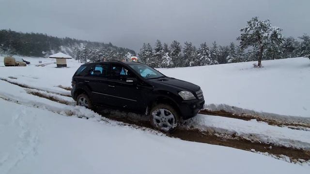 W164 Mercedes ML 320 CDI Karlı Tepeye Çıkış ¶ Climbing Snowy Hill