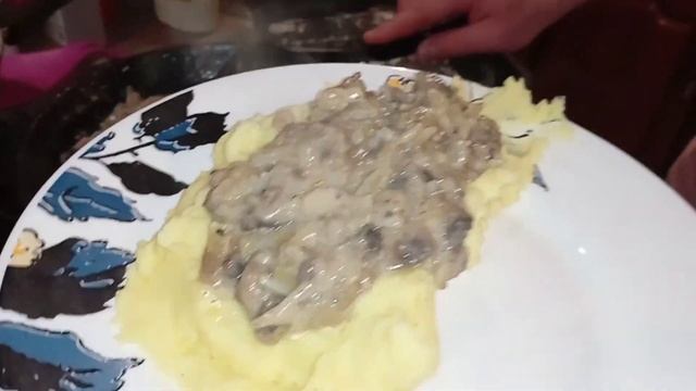 Вкусный ужин: курица в духовке, грибы тушёные, пюре смотреть онлайн