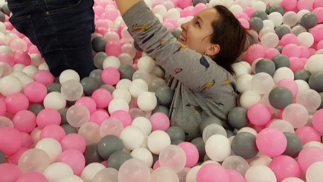 Взрослый бассейн с шариками