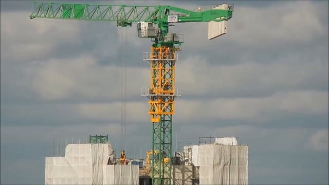 КАК БАШЕННЫЙ КРАН РАЗБИРАЕТ СЕБЯ САМ | Tower Crane Disassembly смотреть онлайн