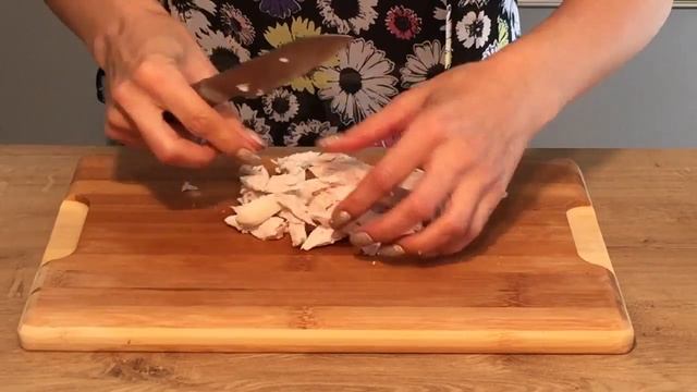 Вкусный салат с плавленым сырком, сыром, яйцами и куриной грудкой смотреть онлайн