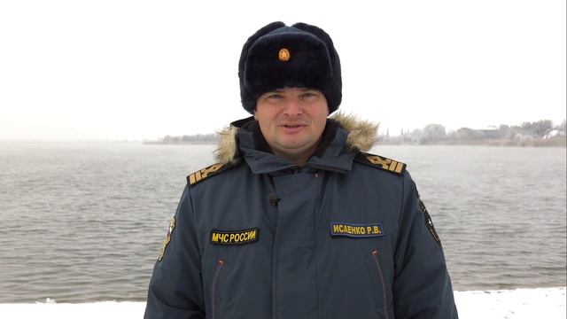 С наступлением минусовой температуры на водоемах стал появляться тонкий слой льда. смотреть онлайн