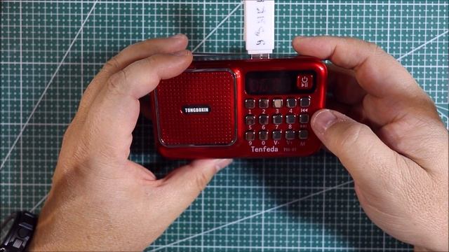 Дешевый цифровой FM радиоприемник с аккумулятором 18650, блютус и МП3 смотреть онлайн