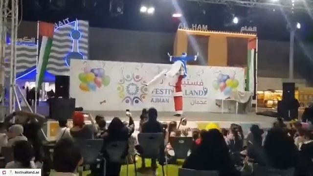 Новогоднее шоу на ходулях смотреть онлайн