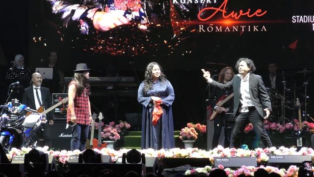 LAWAK GILER. J-BORN BUAT PARODI BABAK ERRA & AWIE DALAM FILEM SEMBILU DI KONSERT ROMANTIKA AWIE смотреть онлайн