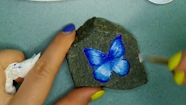 Синяя бабочка на камне акриловыми красками.? Рисунок на камне. Как рисовать на камне. смотреть онлайн