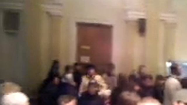 очередь голосующих по открепительным привезенных ЕР на участок 700