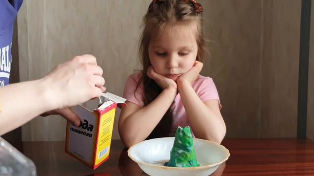 Вулкан из уксуса и соды. Простые эксперименты для детей.