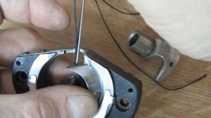 ЗАЦЕПЛЕНИЕ НИТИ челноком в момент совершения стежка и обвод нити вокруг движение ЧЕЛНОКА и ИГЛЫ