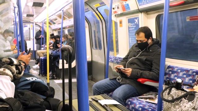 A Look At The Tube Ride From Heathrow Terminal 5 to London (Earl's Court) смотреть онлайн