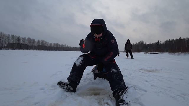 РЫБАЛКА НА БЛЕСНУ/НОВАЯ КОРЯГА С ОКУНЯМИ/ЛОВЛЯ НА РЕКЕ ЗИМОЙ! смотреть онлайн