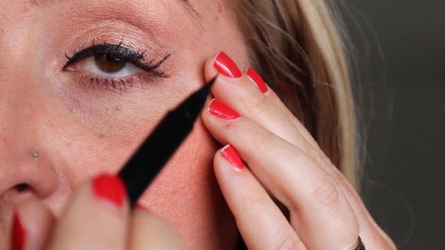 (Lipstick on teeth!) Winged liquid eyeliner tutorial for downturned eyes | MAC Brushstroke liner смотреть онлайн