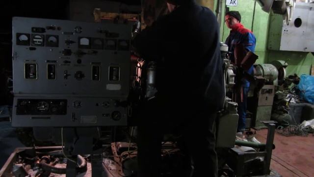 Загрузка дизель-генератора 30 кВт в ремонтный бокс. смотреть онлайн