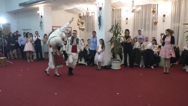 Формация "Двата леви крака" на сватбата на Меди и Адриан смотреть онлайн