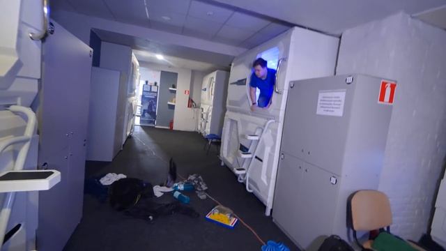 24 ЧАСА В САМОМ МАЛЕНЬКОМ ОТЕЛЕ В МИРЕ смотреть онлайн