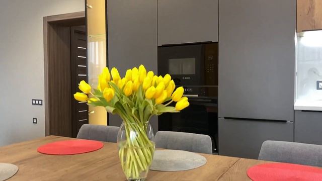 Кухня графит с древесным декором смотреть онлайн