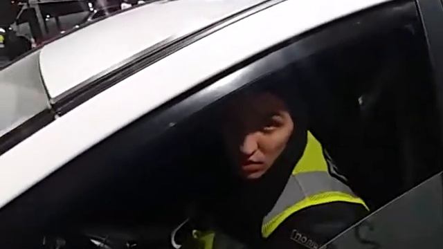 Полицейский управляет технически неисправным авто смотреть онлайн