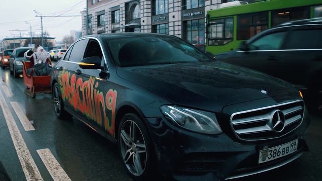 ГИБДД оштрафовали Деда Мороза в Казани 2019 (полное видео) смотреть онлайн