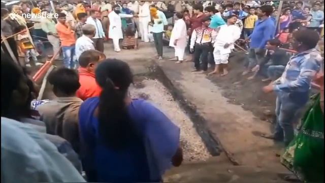 В Индии женщина упала лицом в раскаленные угли во время праздника. смотреть онлайн