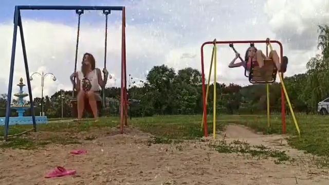 •Девочки качаются на качелях• смотреть онлайн