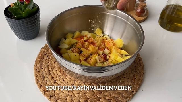 ÖYLE LEZZETLİ OLDU Kİ?KAPIŞ KAPIŞ YENDİ✌?KAT KARIŞTIR AT FIRINA?FIRINDA SEBZELİ KÖFTE?