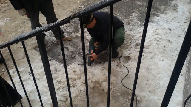 Как перфоратор помогает очистить от льда поверхность смотреть онлайн