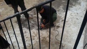 Как перфоратор помогает очистить от льда поверхность