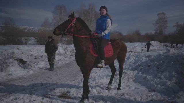 Откройте для себя захватывающие традиции скачек в горах Алтая с помощью этого эпического видео! смотреть онлайн