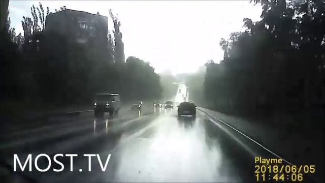 Атаку стихии на автомобиль снял видеорегистратор в Липецке смотреть онлайн
