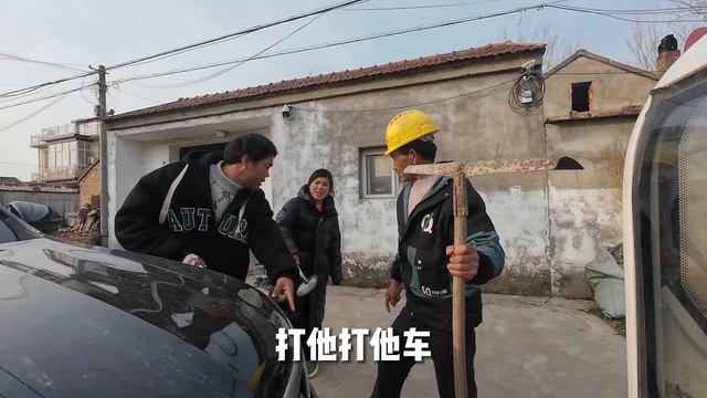 儿子不付停车费，老头生气把儿子车砸坏，还偷偷向儿媳妇告状被揍 смотреть онлайн