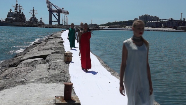 Самый длинный подиум смотреть онлайн