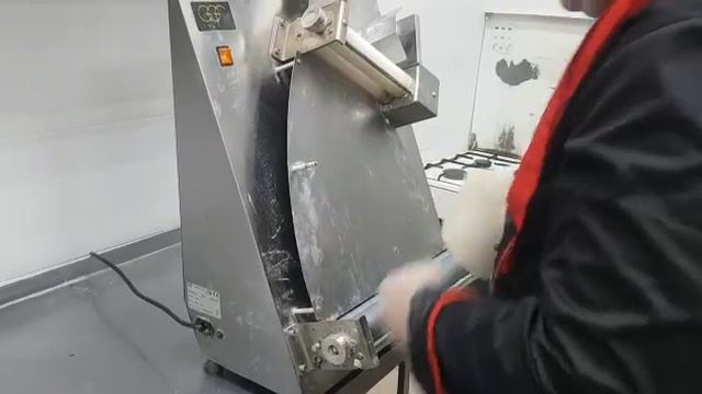 Тестораскаточная машина GGF S42/A с напечатанными на 3d принтере деталями в работе на кухне смотреть онлайн