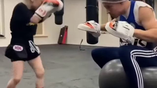 Маленькая девочка - профессиональный кикбоксер. смотреть онлайн