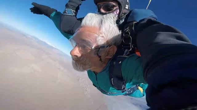 Old man Skydiving V2 смотреть онлайн